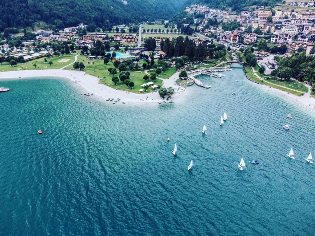 Lago alpino del Trentino circondato dai monti